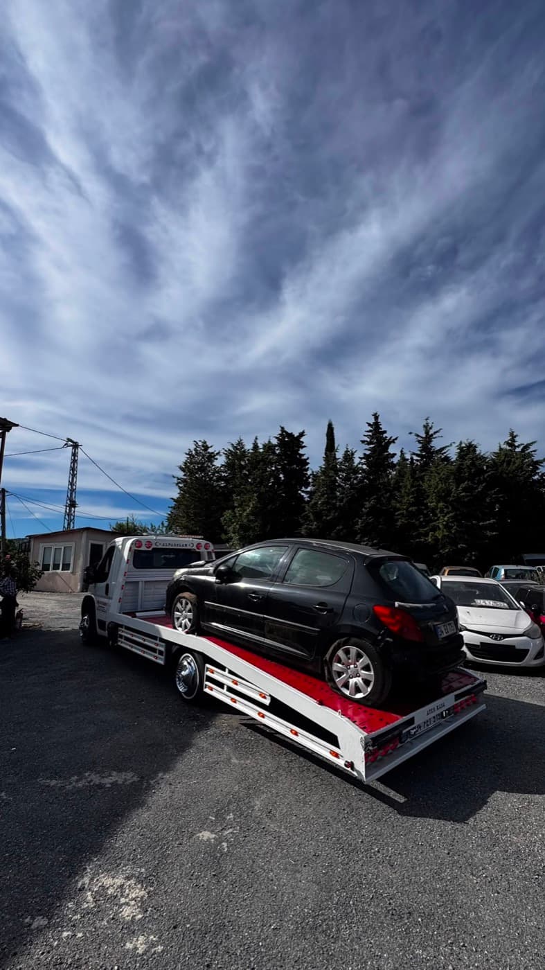 Kayar kasa çekiciye yüklenmiş otomobil — Başkaya Oto Transfer