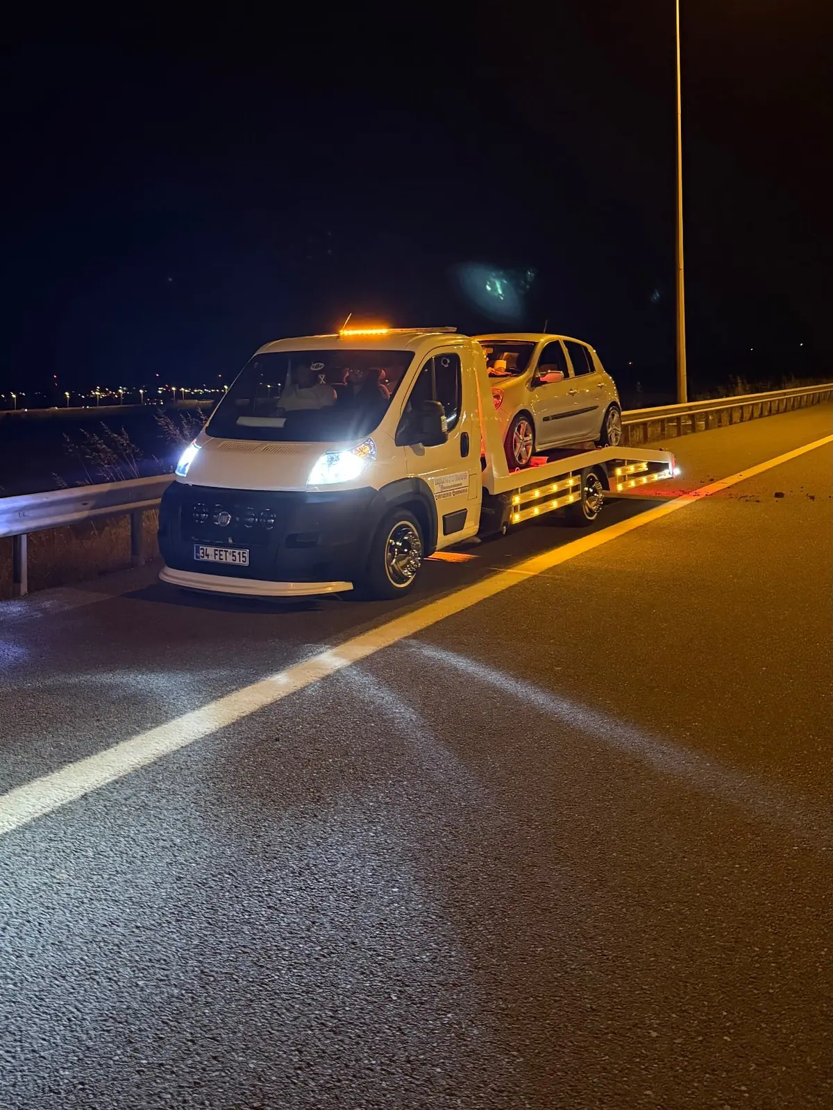Başkaya Oto Transfer'in kayar kasa çekicisi gece yolda, kasasında araçla